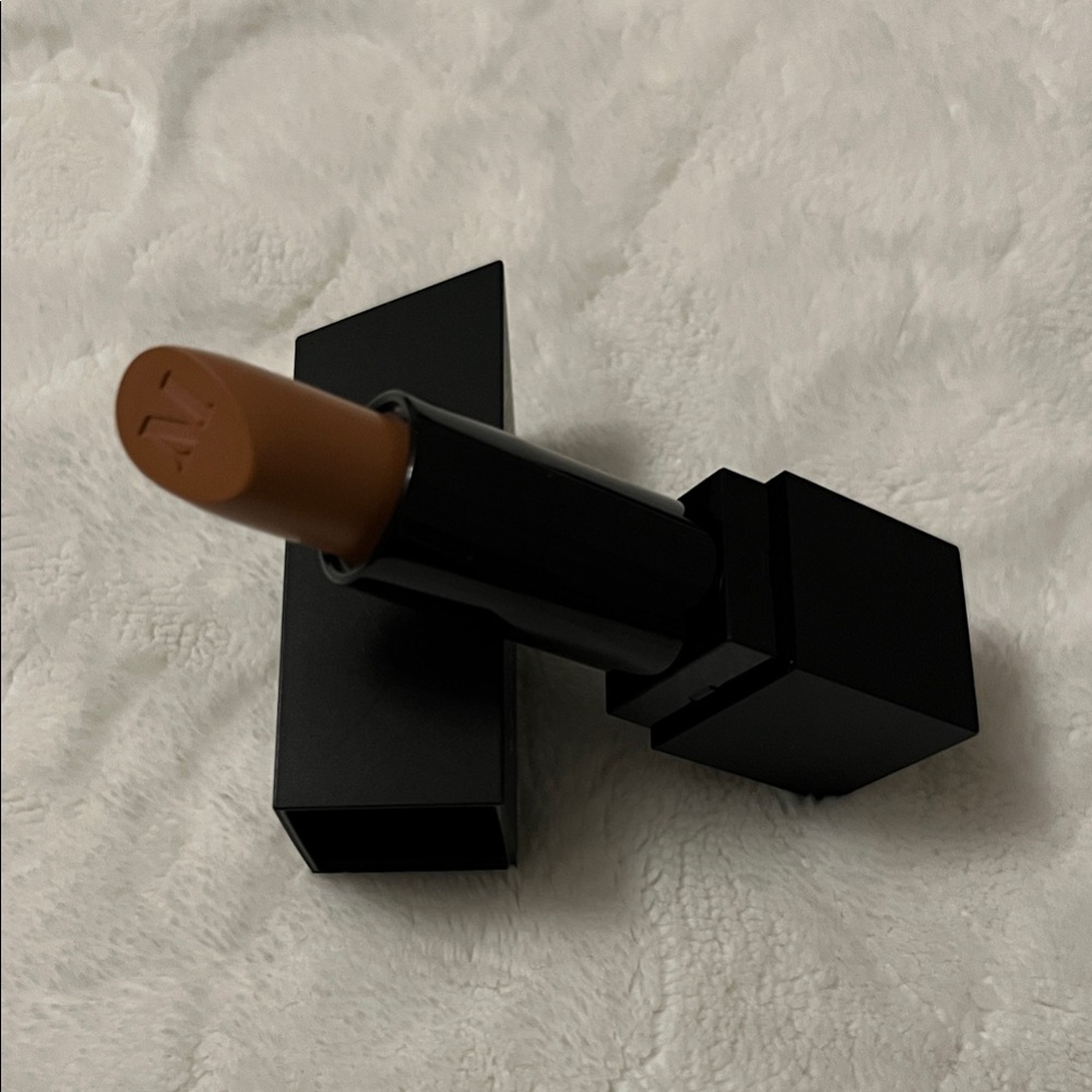 Morphe - Matte Brown Nude Lipstick in Black Case